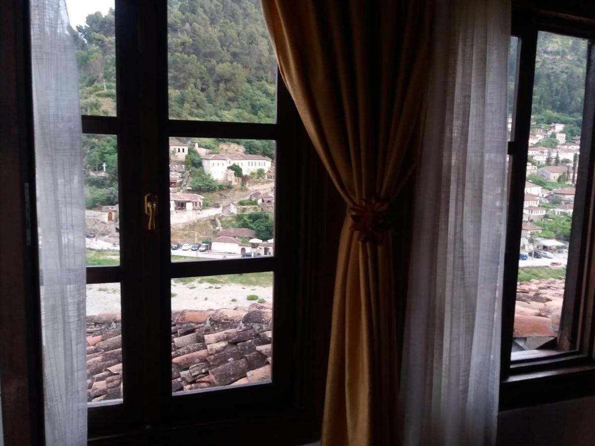 Guest House Mikel Berat Bagian luar foto