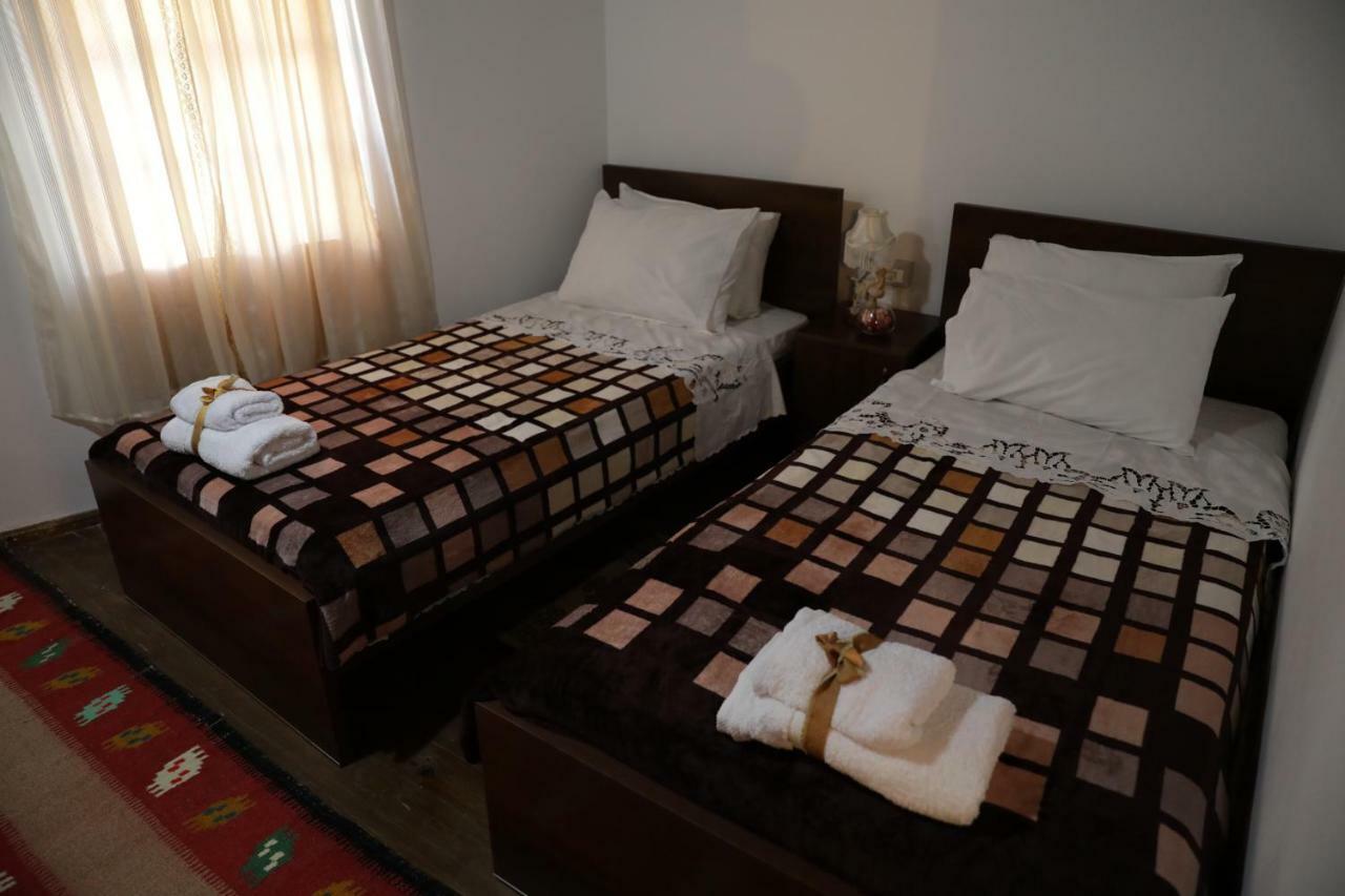 Guest House Mikel Berat Bagian luar foto