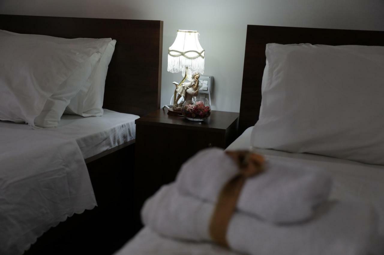 Guest House Mikel Berat Bagian luar foto