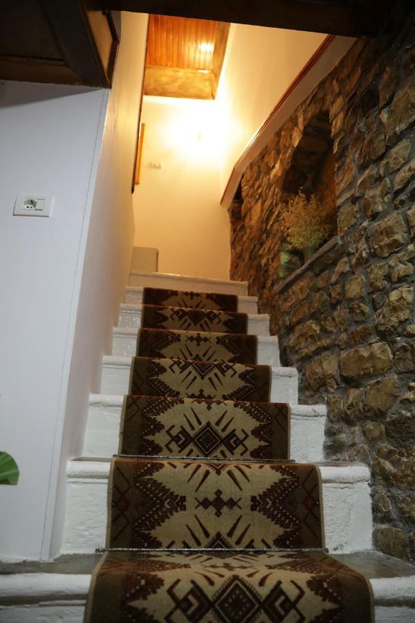 Guest House Mikel Berat Bagian luar foto
