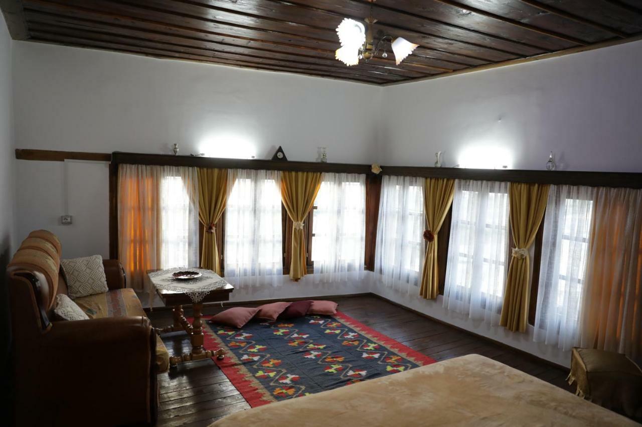 Guest House Mikel Berat Bagian luar foto