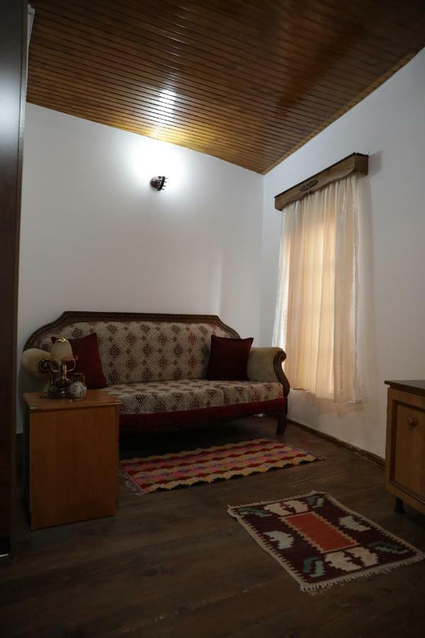 Guest House Mikel Berat Bagian luar foto