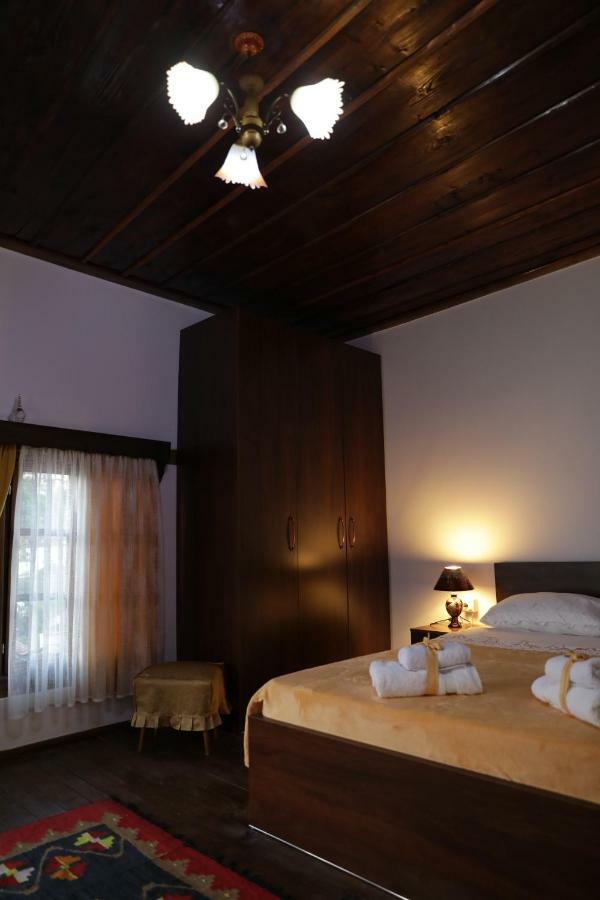 Guest House Mikel Berat Bagian luar foto