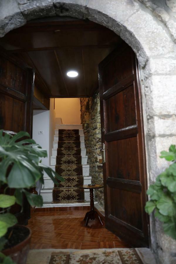 Guest House Mikel Berat Bagian luar foto